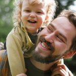 Ein Vater mit Kind