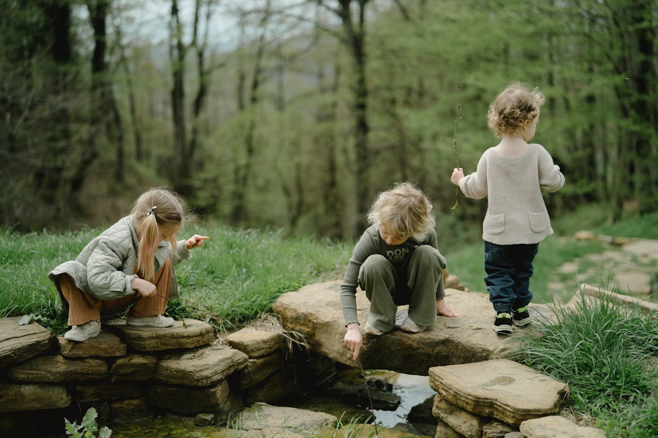 3 spielende Kinder